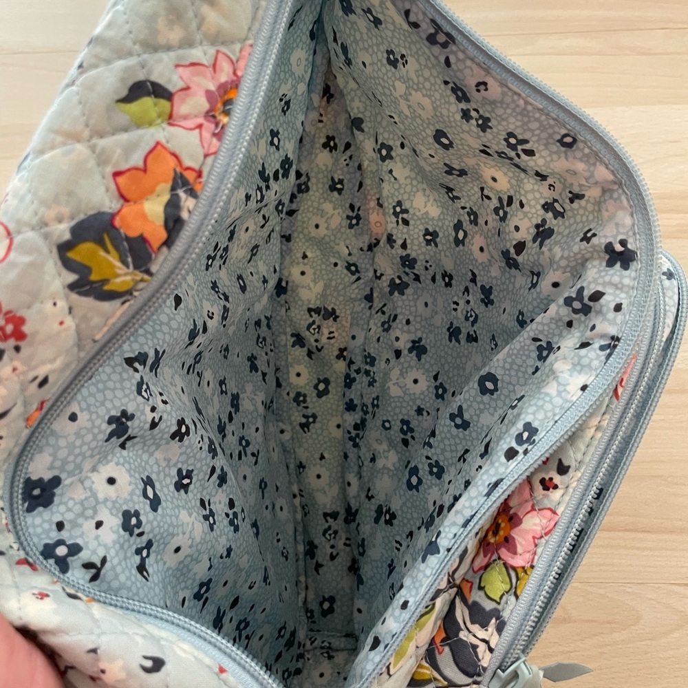 Vera Bradley Large Sling in Floating Gardens - Excellent Gently Used Condition! - Picture 4 of 11